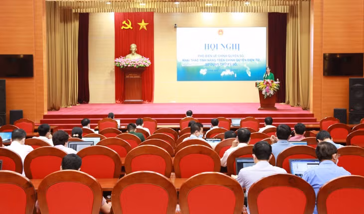 UBND TP Hạ Long tổ chức hội nghị phổ biến về chính quyền số.