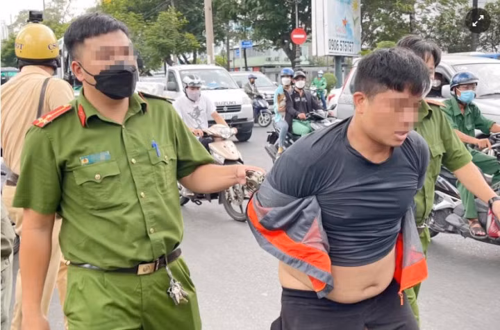 Công an phường ở TP.HCM tham gia bắt giữ một người vi phạm. (Ảnh: N.H)