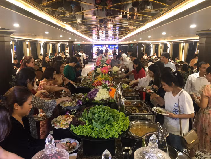 Du khách thưởng thức ẩm thực trên các du thuyền.