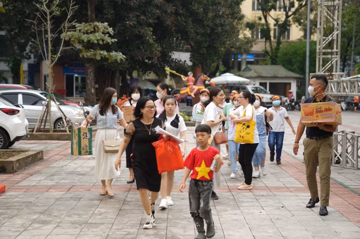 Từ 7 giờ sáng ngày 28/5, Rạp Khăn Quàng Đỏ tại thành phố Hà Nội đã bắt đầu nhộn nhịp với sự có mặt của các em học sinh và phụ huynh để sẵn sàng cho Ngày hội Cha-Ching năm học 2021 – 2022.