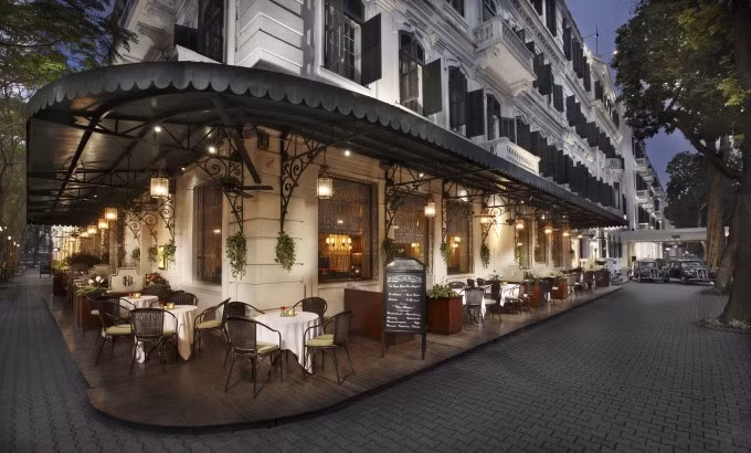 Sofitel Legend Metrople Hà Nội là một trong hai khách sạn tại Việt Nam được Forbes đánh giá 5 sao. Tạp chí ca ngợi Metropole là khách sạn nổi tiếng nhất Hà Nội với vẻ đẹp toàn mỹ. Mỗi góc của Metropole đều có thể tạo ra những khung hình đẹp, đặc biệt là tòa nhà lịch sử và khuôn viên sân phía trong, không gian màu trắng. "Với bề dày lịch sử hơn một thế kỷ, khách sạn này mang đến cho khách những trải nghiệm phong phú và hoài cổ. Đối với người đang tìm kiếm phong vị của một Hà Nội xưa, hình ảnh cầu thang kiểu cổ điển, đồ nội thất bằng gỗ sang trọng và dãy phòng trang nhã sẽ đưa họ trở về một thời đại khác", tạp chí nhận xét. Khách sạn vượt qua các đối thủ nhờ dịch vụ chu đáo, nhà hàng và trung tâm chăm sóc spa đẳng cấp.