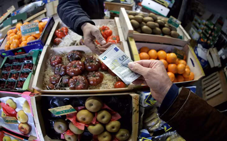 Mua bán trong một khu chợ tại TP Nice, Pháp, năm 2019. (Ảnh: Reuters)