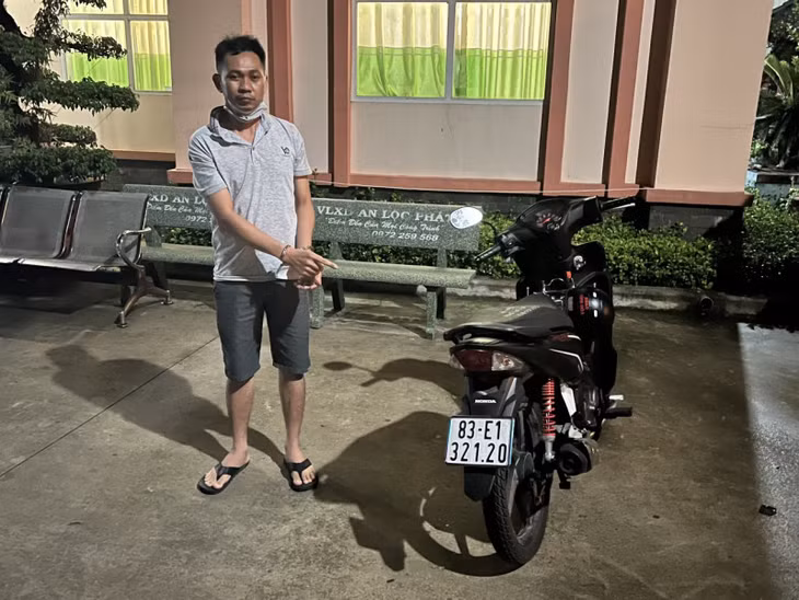 Đối tượng Thạch Chươne bị bắt cùng tang vật.