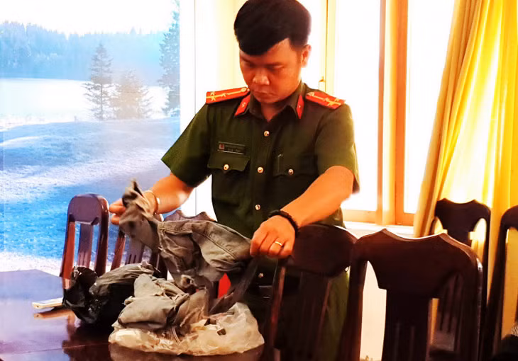 Kiểm tra một số vật chứng liên quan vụ án.