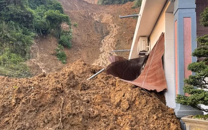 Hiện trường vụ sập bờ tường làm nhiều người thương vong.