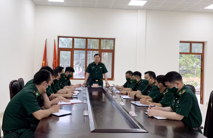 Chỉ huy Đồn Biên phòng Pò Hèn quán triệt tinh thần Học tập và làm theo tư tưởng đạo đức, phong cách Hồ Chí Minh trong cán bộ, chiến sĩ. Ảnh: Mạnh Trường