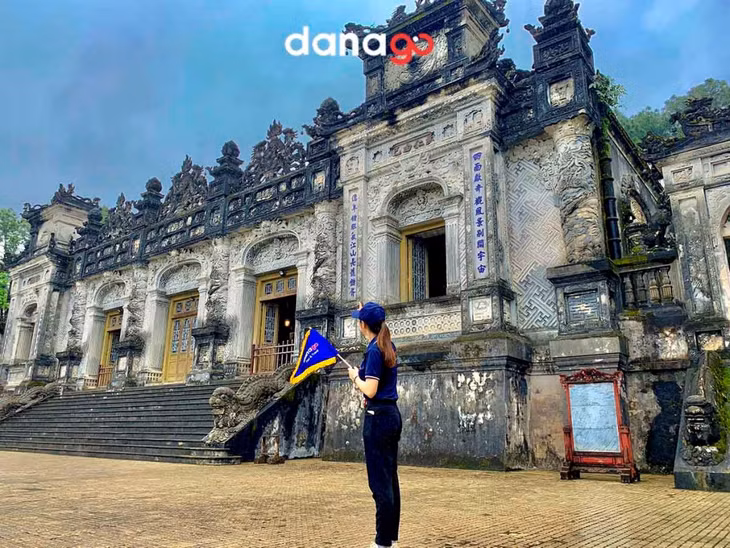 HDV của DANAGO dẫn khách tham quan Lăng Khải Định. Ảnh: DANAGO