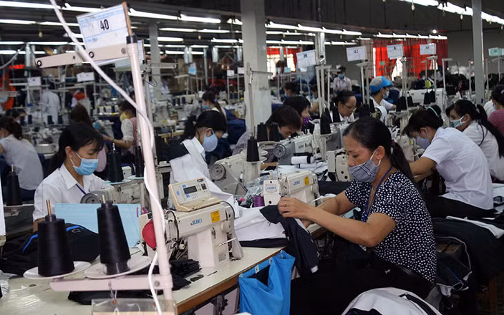 Sản xuất hàng may mặc xuất khẩu tại Công ty cổ phần Ðồng Tiến (Ðồng Nai).