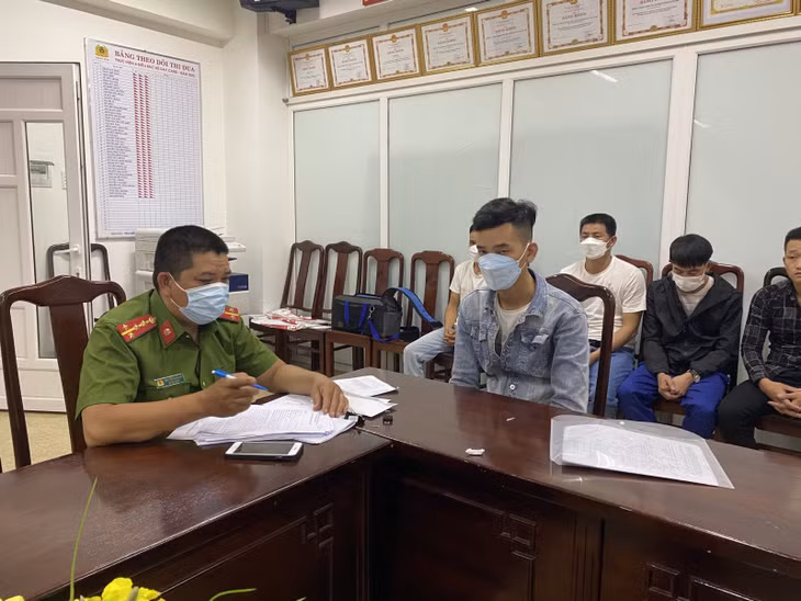 Cơ quan Công an lấy lời khai các đối tượng trong đường dây đánh bạc.