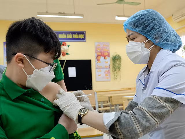 Bộ Y tế yêu cầu Sở Y tế các địa phương đẩy nhanh tiến độ tiêm vaccine phòng COVID-19 mũi 3 và tiêm cho trẻ từ 5 - dưới 12 tuổi; Đề xuất nhu cầu vaccine tiêm mũi 4 gửi Viện Vệ sinh dịch tễ, Viện Pasteur theo phân vùng quản lý trước 25/5/2022. Ảnh: Trần Minh