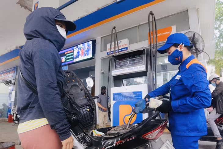 Giá xăng trong nước tăng cao. Ảnh: TTXVN