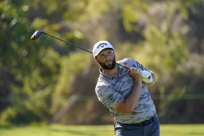 Rahm phát bóng ở hố 18 vòng hai Mexico Open. Ảnh: AP
