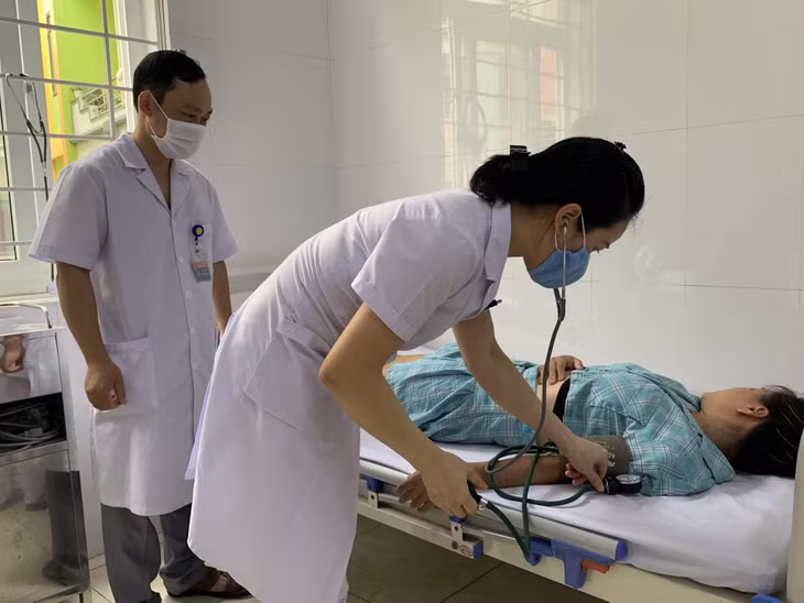 Chăm sóc bệnh nhân tại Bệnh xá Bộ CHQS tỉnh.