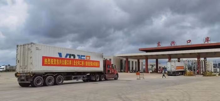 Nhập khẩu hàng hoá tại cửa khẩu Đông Hưng.