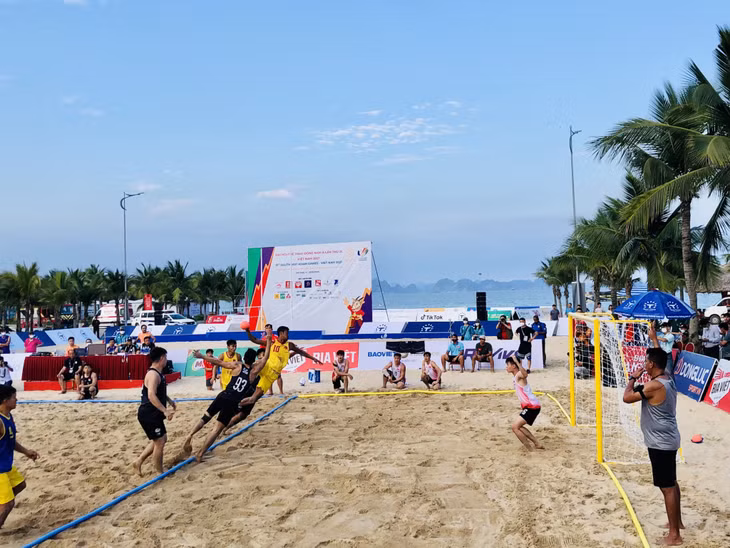 Kết thúc hiệp đấu, đội tuyển bóng ném bãi biển nam Việt Nam đã thắng Singapore với tỷ số chung cuộc 2-0.