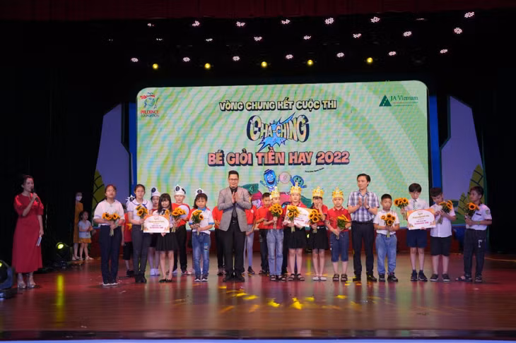 Ngày hội Cha-Ching còn là dịp để các bạn nhỏ tranh tài trong vòng Chung kết cuộc thi “Bé giỏi Tiền hay”.