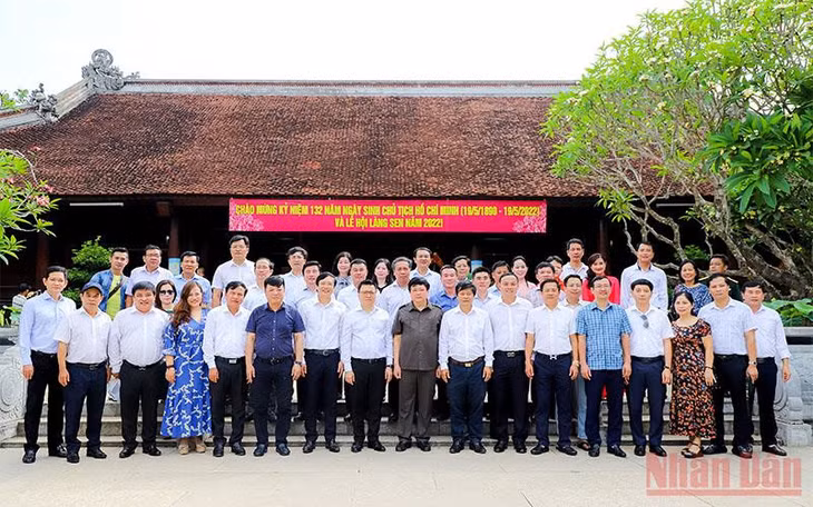 Đoàn đại biểu chụp ảnh lưu niệm tại Khu Di tích quốc gia đặc biệt Kim Liên. (ẢNH: PHẠM BẰNG)