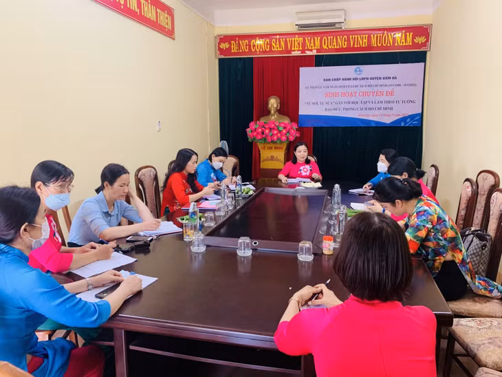 (Hội LHPN Huyện Đầm Hà tổ chức sinh hoạt chuyên đề với chủ đề “Tự soi, tự sửa” nhân kỷ niệm 132 năm ngày sinh Chủ tịch Hồ Chí Minh)