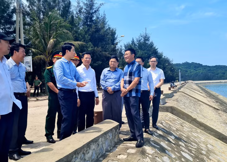 Đồng chí Phạm Văn Thành, PCT UBND tỉnh kiểm tra Khu neo đậu tránh, trú bão và Khu dịch vụ hậu cần nghề cá Bắc Vịnh Bắc Bộ.