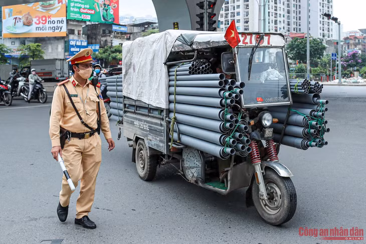 Chiếc ba gác chở theo lượng lớn ống nhựa xây dựng được chằng buộc, quây kín xe như "lô cốt" nên khi CSGT yêu cầu dừng phương tiện, tài xế phải đánh lái rất khó khăn.