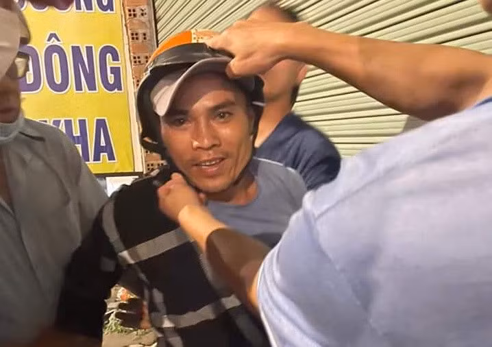 Hung thủ Đoàn Minh Hải bị bắt giữ khi đang đi xe máy trên QL1A ở quận 12, TP Hồ Chí Minh.
