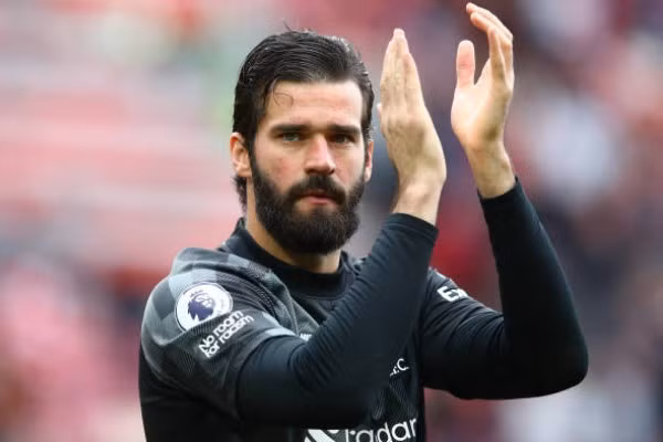 Thủ môn Alisson thi đấu ổn định trong khung gỗ Liverpool.