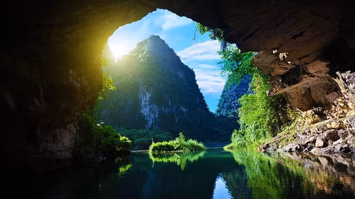 Khung cảnh kỳ vĩ được chụp từ bên trong hang Tiên