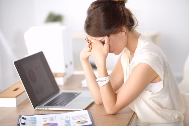 Làm việc với máy tính nhiều - một nguyên nhân gây khô mắt, mỏi mắt.