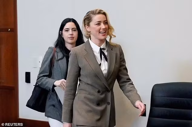 Amber Heard được cho là tự "bê đá đập chân".