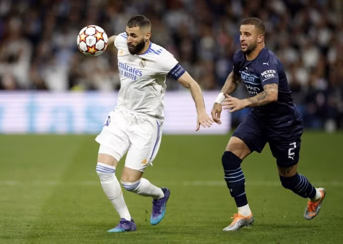 Benzema đi bóng qua Kyle Walker trong trận bán kết lượt về tại Bernabeu ngày 4/5. Ảnh: Reuters
