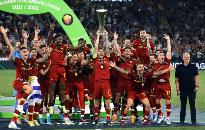 Mourinho đứng cạnh chứng kiến các học trò nâng cúp vô địch Europa Conference League trên sân Tirana, Albania ngày 25/5. ảnh: EPA