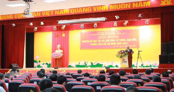 Giáo sư- Tiến sĩ Hoàng Chí Bảo đã truyền đạt chuyên đề học tập và làm theo tư tưởng, đạo đức, phong cách Hồ Chí Minh với cán bộ, công nhân Công ty Than Khe Chàm.
