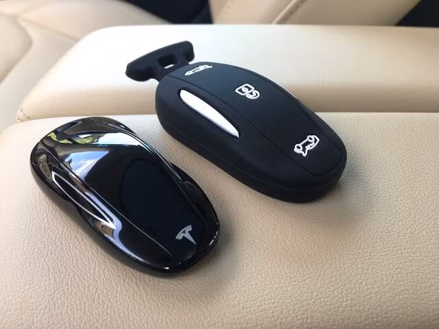 Chìa khóa điều khiển từ xa (key FOB) của xe Tesla.