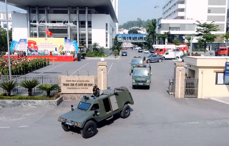 Xe bọc thép chuyên dụng chở lực lượng Cảnh sát cơ động cùng nhiều trang thiết bị, phương tiện hiện đại xuất quân bảo vệ an toàn SEA Games 31.