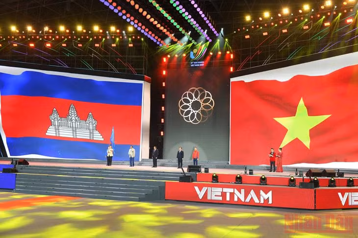Nghi thức chuyển giao giữa nước chủ nhà SEA Games 31 cho nước chủ nhà SEA Games 32 (Ảnh: THÀNH ĐẠT)