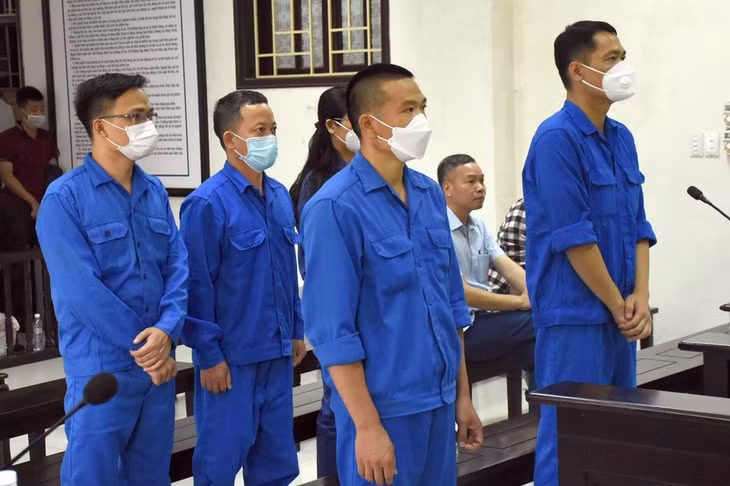 Ông Vũ Đức Tuấn và đồng phạm tại tòa. Ảnh: Đ.T.