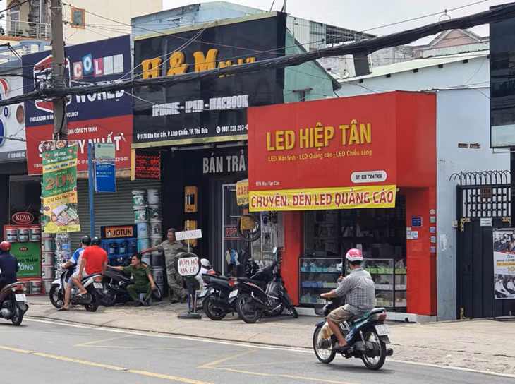 Công an khám nghiệm hiện trường vụ trộm.