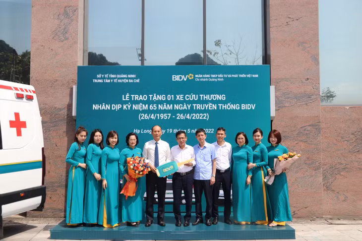Quang cảnh lễ trao tặng xe cứu thương. 