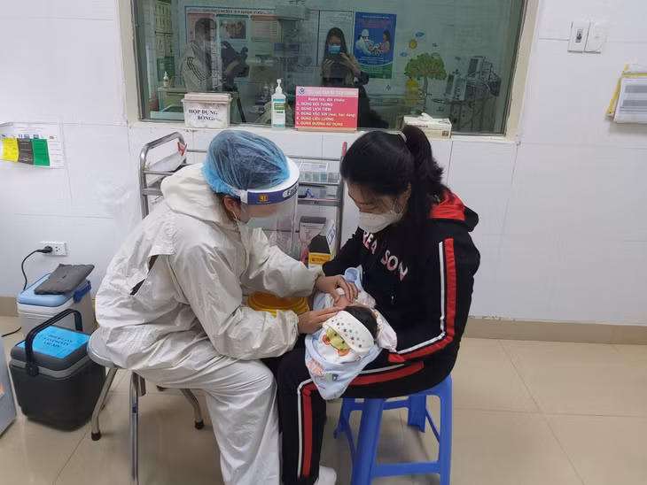 Chuẩn bị tiêm phòng cho trẻ em tại Bệnh viện Sản nhi tỉnh. 