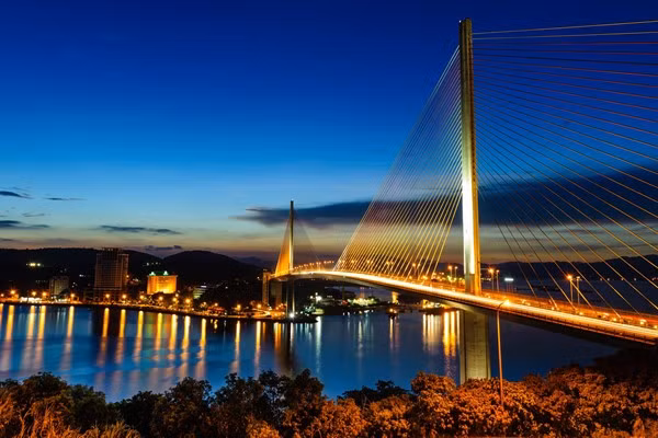 Cầu Bãi Cháy nối liền hai đầu thành phố Hạ Long.
