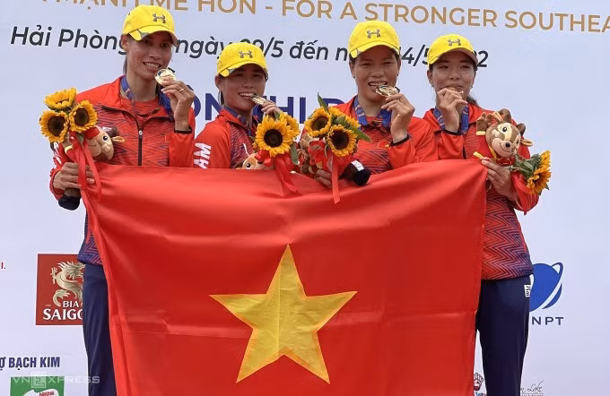 Từ trái sang, Phạm Thị Thảo, Hồ Thị Lý, Phạm Thị Huệ và Đinh Thị Hảo trên bục nhận HC vàng thuyền bốn nữ hạng nặng hai mái chèo tại Thuỷ Nguyên, Hải Phòng sáng 11/5. Ảnh: Thế Quỳnh