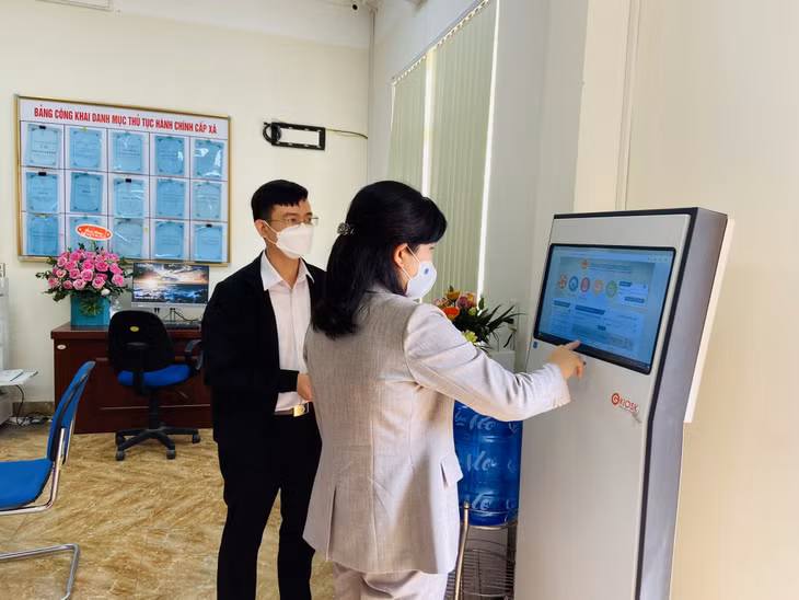 Đồng chí Nguyễn Thị Thu Hà, Phó Trưởng đoàn ĐBQH tỉnh, kiểm tra ki ốt lấy số thứ tự tự động tại Bộ phận TN&amp;TKQ hiện đại phường Đông Triều (TX Đông Triều).