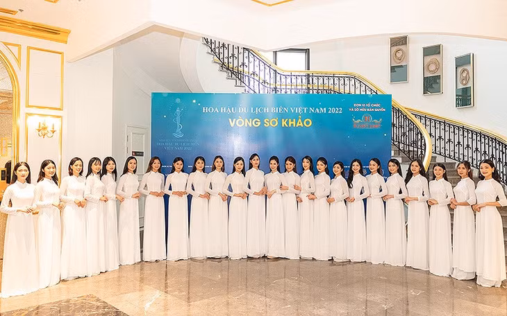 Các thí sinh trước khi bước vào phần thi trình diễn trang phục áo dài ở vòng sơ khảo khu vực miền bắc.