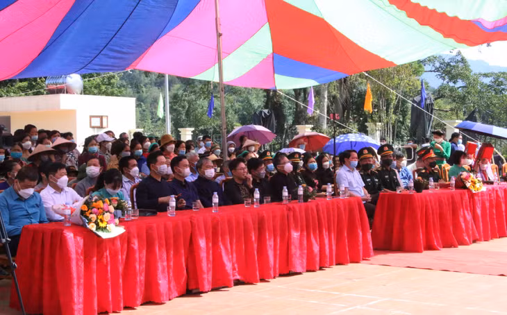 Đông đảo nhân dân, du khách tham gia ngày hội.