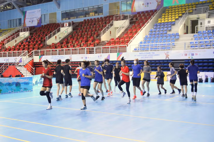 Đội tuyển bóng chuyền nữ quốc gia Việt Nam luyện tập tại Nhà thi đấu đa năng phường Đại Yên.