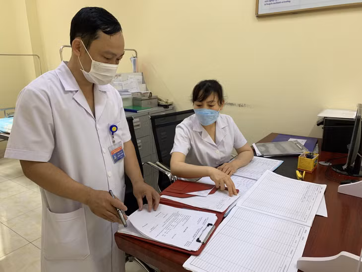 Thiếu tá Đỗ Đức Thanh, Bệnh xá trưởng Bệnh xá Bộ CHQS tỉnh, trao đổi công việc với cán bộ đơn vị.