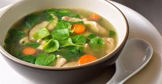 Nhiều người ăn chay thường chỉ ăn rau mà không ăn canh. Ảnh: Pinterest