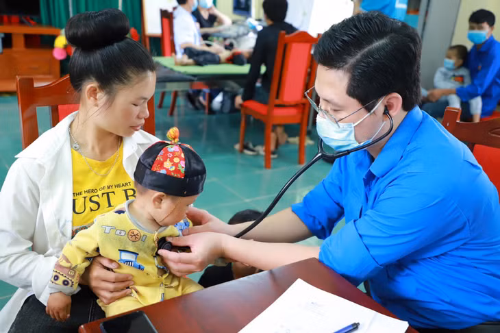 Đoàn Thanh niên Sở Y tế tổ chức chương trình khám, tư vấn sức khỏe và phát thuốc tình nguyện tại huyện Bình Liêu, tháng 5/2022.