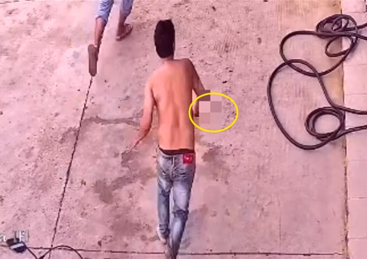 Hình ảnh H cầm kéo truy đuổi anh B trong cây xăng được camera ghi lại.