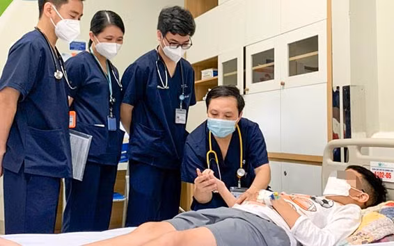 TS, BS Đỗ Ngọc Duy khám cho bệnh nhi.